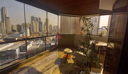Apartamento no  Tatuapé com 3 suítes, 3 vagas.