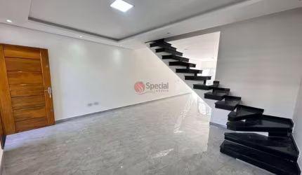 Sobrado no Tatuapé com 3 suítes e 4 vagas de garagem.