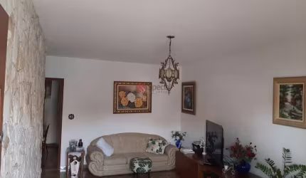 Casa no Jardim Piqueroby com 3 dormitórios, 3 vagas, 1 suíte e entrada lateral.