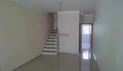 Sobrado lindo de 3 dormitórios, 1 suíte e 2 vagas na Vila Marari.