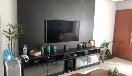 Sobrado  com 3 dormitórios sendo 1 suíte com 2 vagas, lindo.