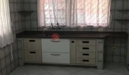 Casa em excelente localização 8 X 25 com 3 quartos e 3 vagas de garagem.