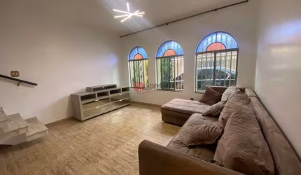 Sobrado com 3 quartos, 1 suíte e 2 vagas em excelente localização