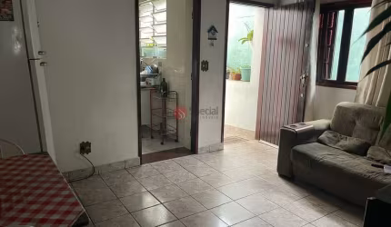 Terreno com 3 casas antigas na Vila Formosa à venda com 185 metros.
