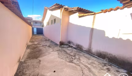 Casa em condomínio fechado com 2 quartos para alugar na Iguaçaba, 99, Vila Pérola, Contagem por R$ 1.600