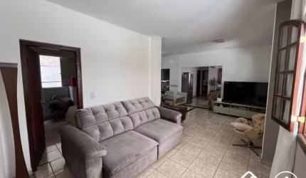 Casa com 5 quartos para alugar na Jornalista Guilherme Apgaua, 125, Buritis, Belo Horizonte por R$ 5.100