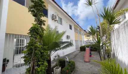 Apto à venda em Candeias, residencial familiar, 2 qtos com 2 ares condicionados, armários, 2 vagas.