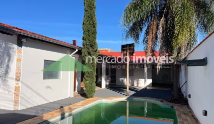 Casa com piscina no Jardim Noemia
