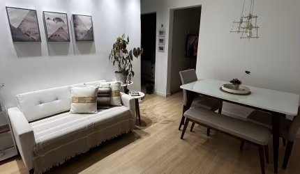 O apartamento é lindo, com um acabamento impecável e móveis planejados.