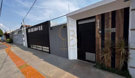 Linda casa térrea com paisagismo impecável e quintal aos fundos