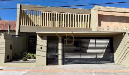 MARAVILHOSO IMÓVEL COM FACHADA MODERNA EM BRISE DE ALUMÍNIO