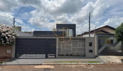 CASA TÉRREA COM EXCELENTE INTEGRAÇÃO DE AMBIENTES E PISCINA