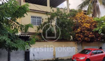 Ótima casa em Cascadura, frente de rua