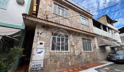 Magnifica casa, no coração do bairro, 3 dormitórios, amplo terraço, Aceitando financiamento.