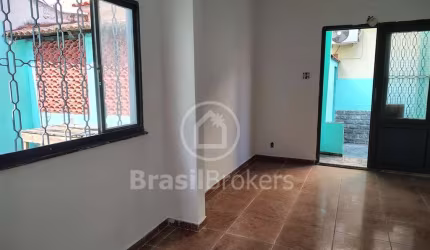 Excelente Casa 02 Quartos Duplex com Quintal - Madureira