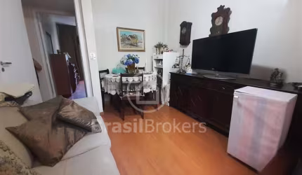 Apartamento amplo com 3 quartos 1 dependência (garagem elevador portaria) na Venceslau no Méier