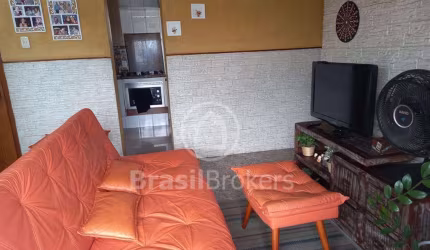 Apartamento todo reformado com vaga, de frente, com 2 quartos.