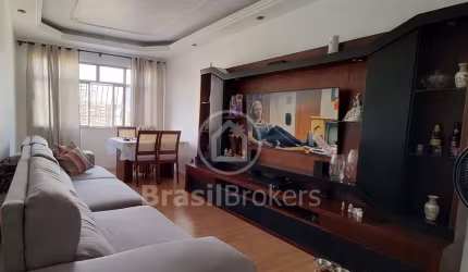 Amplo apartamento de 3 quartos modernizado e com 2 vagas de garagem!