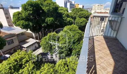 Apartamento com varanda, frente com sala grande, vaga na escritura, coberta, livre e demarcada, 2 elevadores