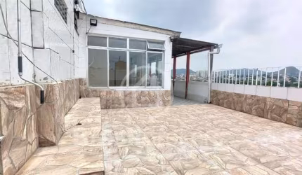 Cobertura com amplo espaço externo e placa solar