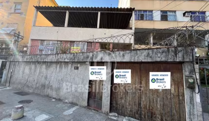 Casa duplex espaçosa com 215m² de área construída com terraço e um terreno amplo de 450m²!