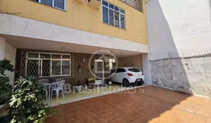 Casa com Piscina e possibilidade de construir um apartamento