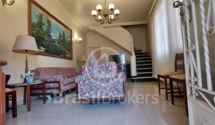 Casa Independente com varanda, Porcelanato no primeiro piso e sinteco no segundo, banheiro luxuoso, área frontal
