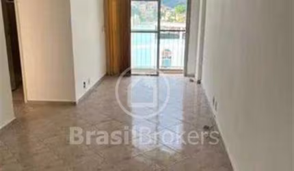 Apartamento em condomínio com piscina e lazer