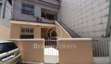 Ótimo apartamento tipo casa totalmente independente em Cascadura !!!!!