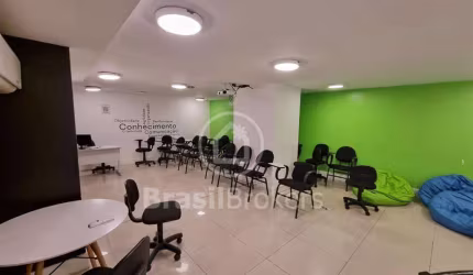 Loja / Salão / Ponto Comercial à venda com 288,00m² e 1 quarto em Del Castilho, Rio de Janeiro - rj