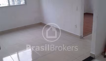 Apartamento em condomínio com espaço de lazer