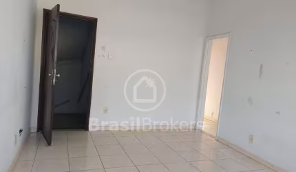 Apto Frente 2 quartos com dependência, sol da manhã e condomínio barato.