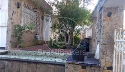 Casa com área e com autorização para Construir um Prédio