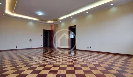 Apartamento Grande, excelente estado, com 2 vagas de garagem  2 elevadores
