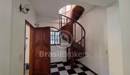 Ótima casa com 4 quartos em condomínio fechado