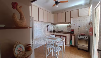 Casa com garagem à venda em Quintino Bocaiuva!