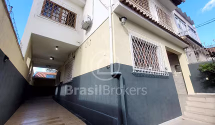 Espetacular  casa 3 dormitórios, 1suíte, quintal com churrasqueira. Aceitando Financiamento.