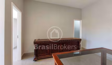 Apartamento tipo (Garden) a venda na Tijuca, com 80 m², 1 vaga no condomínio, portaria comercial, 3 quartos e dependência de serviço.