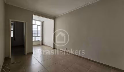 Apartamento reformado de 2 quartos colado no metrô Saens Pena!!!