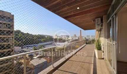 Apartamento de alto padrão com varanda ampla na Tijuca