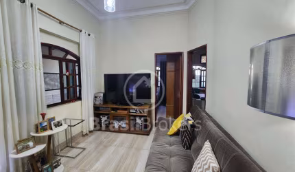 Apartamento tipo casa com 3 quartos Rua Professor Gabizo