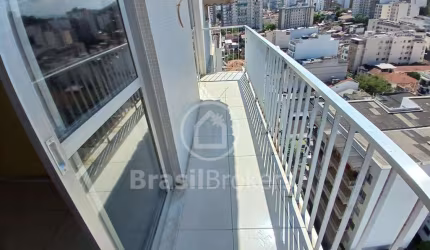 Apartamento à venda com 2 vagas na escritura, portaria 24 horas, varanda, 3 quartos com armários e dependência de serviço completa
