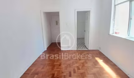 Apartamento a venda no Grajaú com 64 m², 2 quartos e dependência de serviço completa.