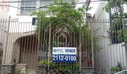 Tijuca! Ampla casa  com 216 m² no IPTU e duas vagas de garagem.