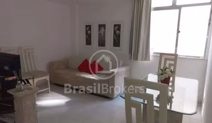 Aconchegante apartamento com 2 quartos com armários