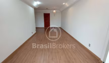 Apartamento de 3 quartos (1 suíte) com 131 m², Varandão, dependências completas e 2 vagas de garagem.