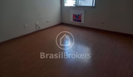 Apartamento amplo, claro, vazio com vaga