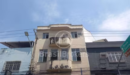 Prédio de 3 andares frente de rua colado na Avenida Brasil