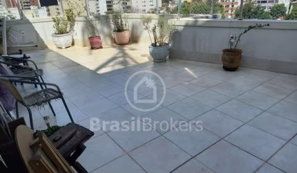 Excelente cobertura de frente com varandão