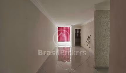 Apartamento reformado de 3 quartos com 90m² colado ao metrô Saens Pena!!!
